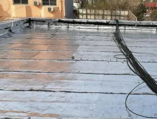 韶关卫生间漏水维修公司分享下韶关屋面楼顶防水刚性防水层施工要点。